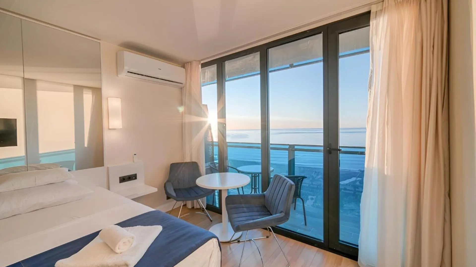 Appartement Orbi City Sea View Rooms Batoemi Georgië
